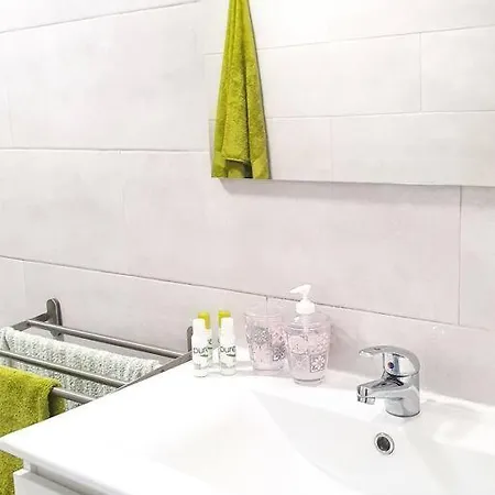 Bright Appartement, Renovated, Wi- Fi & Parking 公寓 *